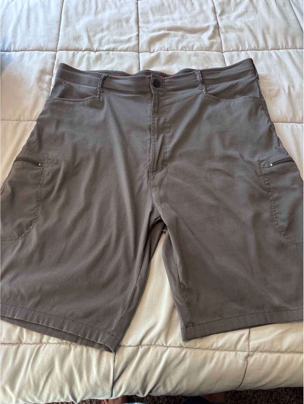 Wrangler Men’s Gray Hiking Cargo Shorts Outdoor Stretch Zip Pockets 39” Waist